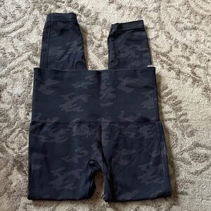 SPANX Women's size 1X Black gray Camouflage Leggings